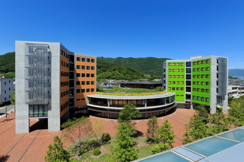 山梨学院大学，位于日本本州岛山梨县。